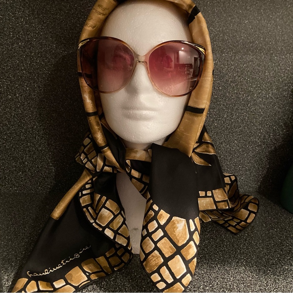 NWOT Vintage 70s/80s Pauline Trigere silk turtle scarf. 31x31.
